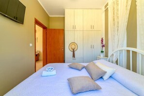 2 عدّة غرف نوم ومكواة/لوح كي وواي فاي وملاءات أسرّة