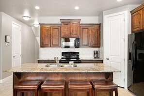 Townhome, 4 Bedrooms | Private kitchen | Cookware/dishes/utensils