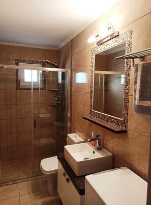 Bañera, secador de pelo, toallas
