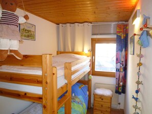 3 bedrooms, travel cot, WiFi