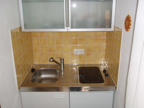 Køleskab, mikrobølgeovn, kaffe-/temaskine, elkedel