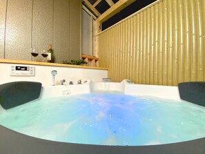 Apartamento, no fumadores | Baño | Bañera y ducha independientes y artículos de higiene personal gratuitos