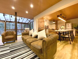 客房, 无烟房 | 起居区 | 65-英寸液晶电视（配备有线频道）、电视、Netflix