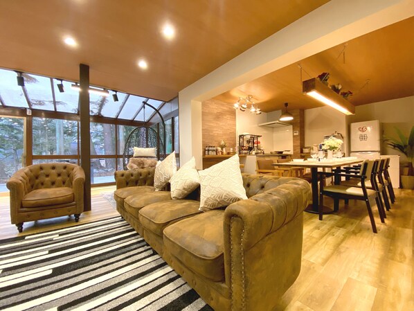 Habitación, no fumadores | Zona de estar | Televisión LCD de 65 pulgadas con canales por cable, una televisión