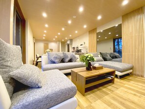 Apartamento, no fumadores | Zona de estar | Televisión LCD de 65 pulgadas con canales por cable, una televisión