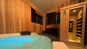 A wooden spa area with a hot tub and a steam room. - Diamond YU (Fujikawaguchiko)