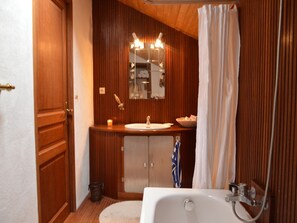 Bathtub, towels