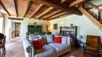 Televisie, een open haard, een dvd-speler en een stereo