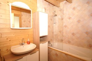 Combined shower/bathtub, jetted bath - Chalet du Lac – Nature Escape (Beaulieu)