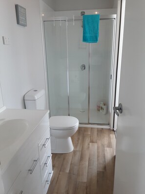 Dusche, Haartrockner, Handtücher, Seife