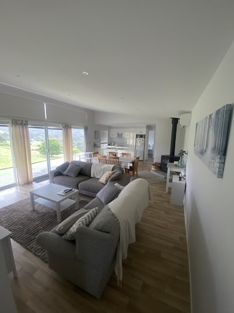 Smart TV, fireplace, DVD player, books. Omeo Mountain Views. Peace and Tranquillity