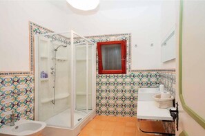 Douche, sèche-cheveux, bidet, serviettes fournies