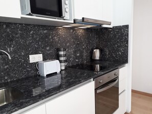 Refrigerador, microondas, horno y parrilla de estufa