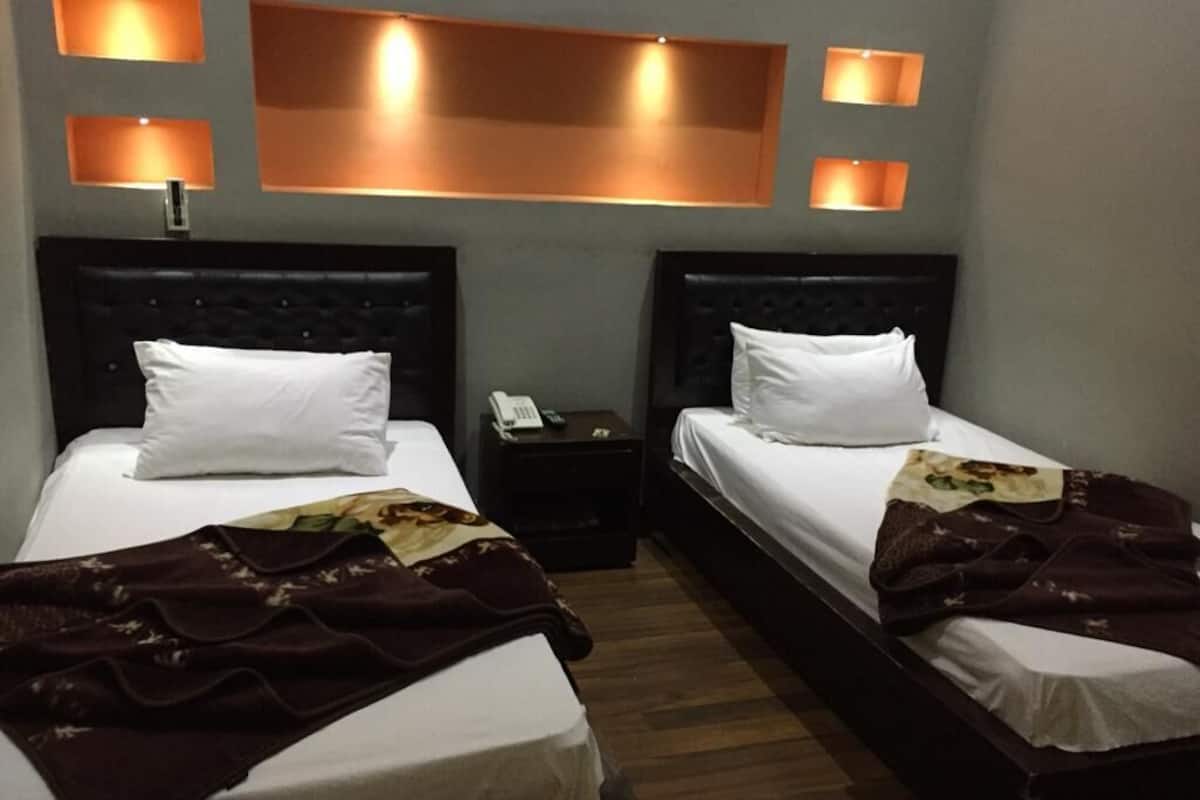 Camera con letto matrimoniale o 2 letti singoli | Una cassaforte in camera, postazione laptop, Wi-Fi gratuito, lenzuola
