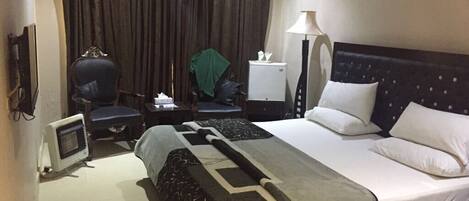 行政客房 | 客房內保險箱、筆電工作空間、免費無線上網、床單