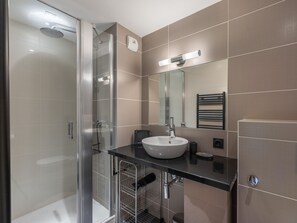 Hårføner og håndklær