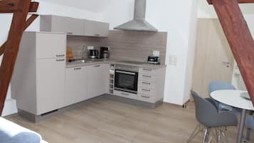 Frigorifero, forno, piano cottura, lavastoviglie