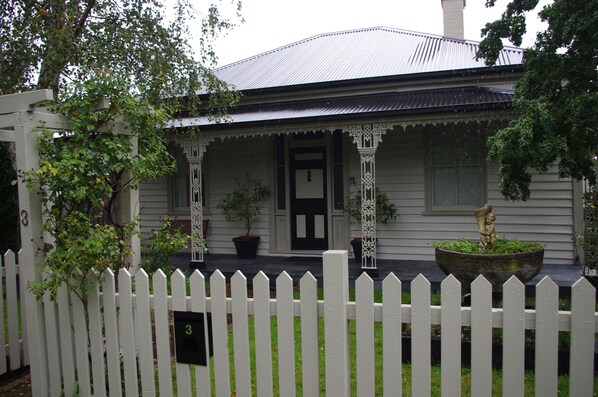 A white picket fence, a house with a black door, and a number 3 mailbox. - Luxury Heritage Cottage In The Heart Of Town (Mittagong)