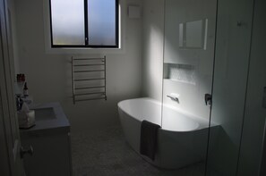 Badewanne, Haartrockner, Handtücher, Seife