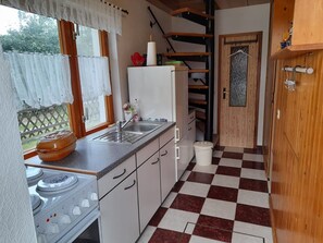Een koelkast, een oven, een koffiezetapparaat/waterkoker, een waterkoker