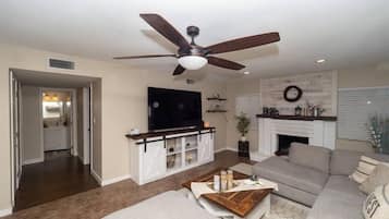 Una televisión, una oficina