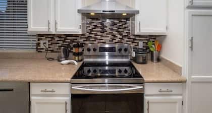 Spacious house, pool heater, hot tub, billiards