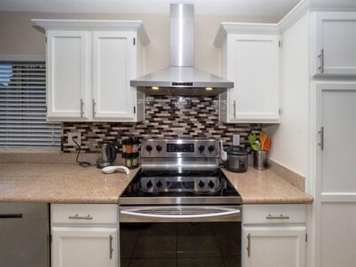 Spacious house, pool heater, hot tub, billiards