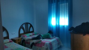 3 slaapkamers, een strijkplank/strijkijzer, gratis wifi, beddengoed