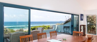 Huey's Lookout - beachfront spacious pet friendly home