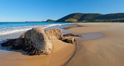 Huey's Lookout - beachfront spacious pet friendly home