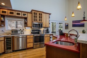 Fridge, microwave, oven, stovetop - Sanctuary For Stargazers in Connestee Falls (Brevard)