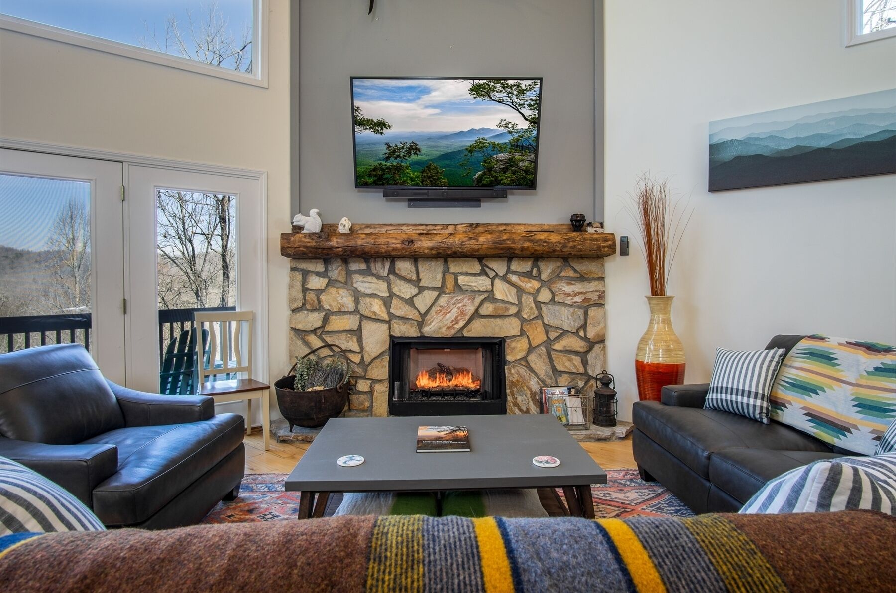 Televisio, takka, kirjoja