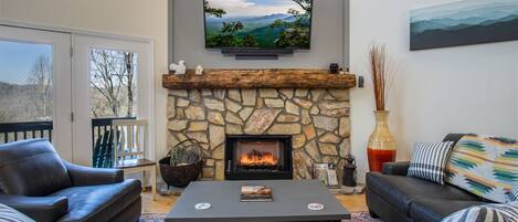 Televisio, takka, kirjoja