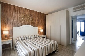 2 Schlafzimmer, Schreibtisch, Bügeleisen/Bügelbrett, Reisekinderbett