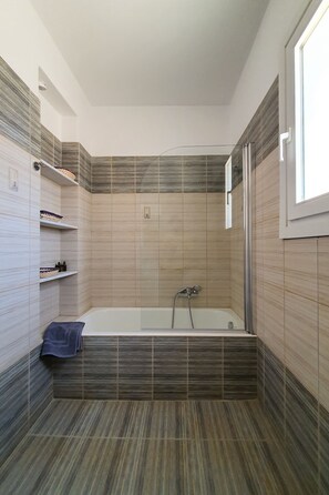 Villa Confort | Baño | Amenidades de baño gratuitas, secadora de cabello, toallas, jabón 