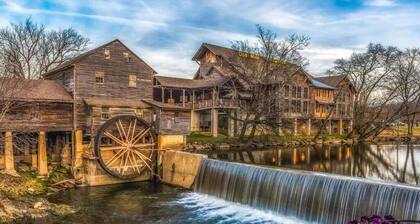 Relaxing 2BR Mountain Getaway! Hot Tub + Wifi