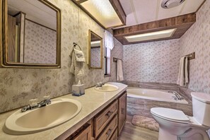Amenidades de baño gratuitas, secadora de cabello, toallas 