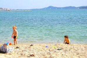 Una spiaggia nelle vicinanze