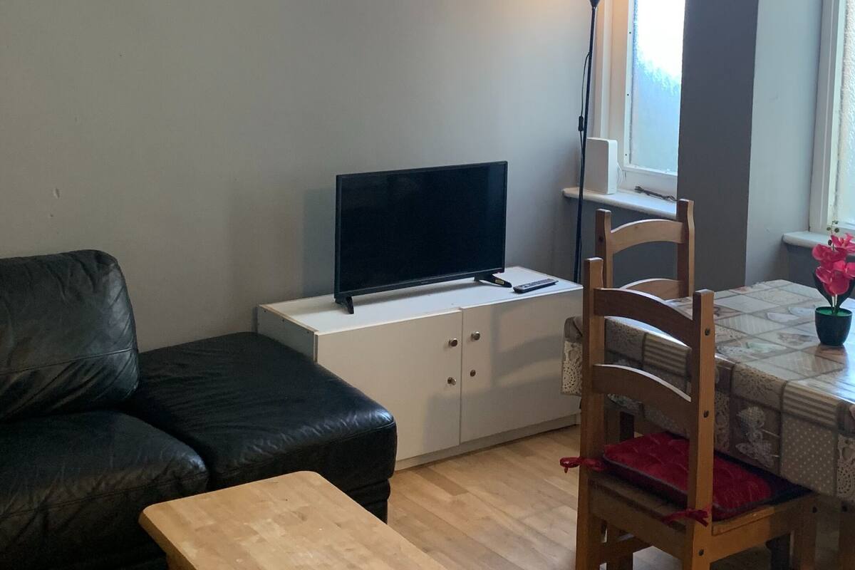 Apartamento urbano, 2 quartos | Área de estar | TV de tela plana 32 polegadas com canais a cabo, TV, Netflix