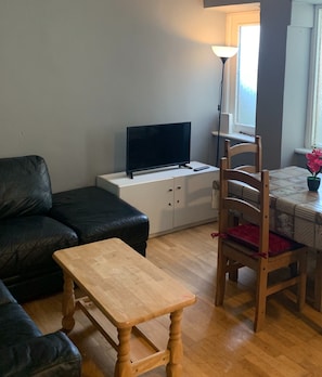 Departamento urbano, 2 habitaciones | Área de sala de estar | Televisión de pantalla plana, Netflix y servicios de streaming 