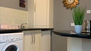 Private kitchen - City Centre Snug Apartments (Galway)