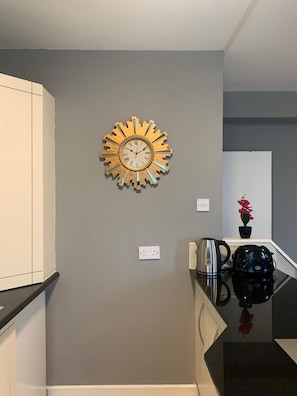Departamento urbano, 2 habitaciones | Cocina privada | Refrigerador, microondas, parrilla de estufa y cafetera y tetera 