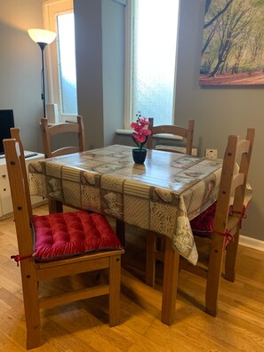 City-Apartment, 2 Schlafzimmer | Essbereich im Zimmer