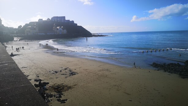 A beach with a large building on a cliff, waves, and a clear sky. - Cottage 2 to 7 people between the sea and the countryside (Folligny)