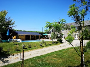 Una piscina al aire libre, una piscina climatizada