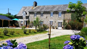 A stone building with a covered patio and outdoor seating. - Cottage 2 to 7 people between the sea and the countryside (Folligny)