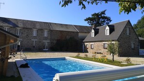 A stone building with a swimming pool, a covered deck, and a small garden area. - Cottage 2 to 7 people between the sea and the countryside (Folligny)