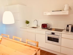 Kylskåp, mikrovågsugn, ugn och spishäll