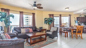 Een smart-tv, een dvd-speler, boeken en een stereo