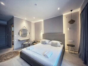 In-room safe, soundproofing, WiFi (free), bed sheets - Scarabeo Suites & Villas (Parga)